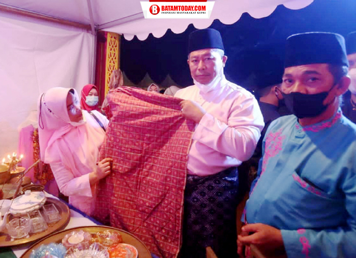 Bupati Kepulauan Anambas menyambangi stand bazar pada Ladan Euphoria